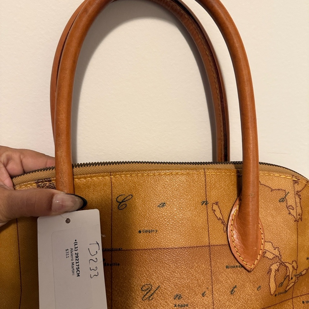 π¨π¨π¨Flash sale deal $80 move quick 100% Authentic Alviero Martini Tan Map Satchel - Picture 10 of 12
